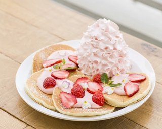 淡いピンクのホイップが魅力的！ジャズドリーム長島で春爛漫のパンケーキ♡