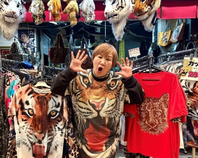 【一人で楽しむディープな大阪】新世界にヒョウ柄買いに行こ！誰でも“大阪のおばちゃん”になれる「なにわ小町」へ