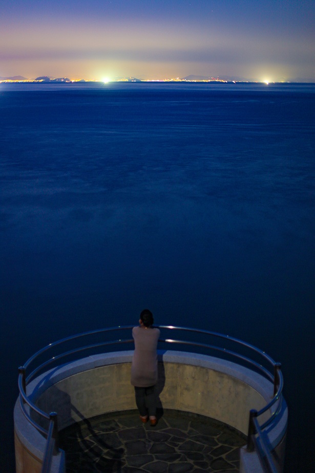釜山の夜景が目前に！　昼間に海を覗くと、エメラルドグリーンに輝く波打ち際を目にすることもできる