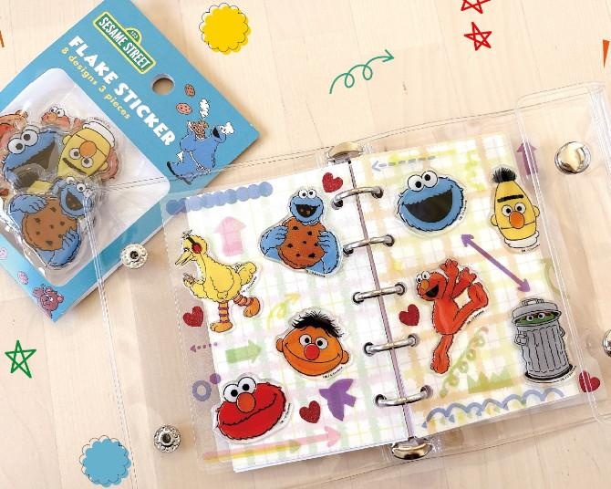 「セサミストリート」新作ステッカー2種！レトロ缶ケースに36枚、ぷっくりフレークシールも