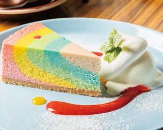 これは写真を撮ってからじゃないと食べられないよね/「Cafe qroth」の名物レインボーチーズケーキ