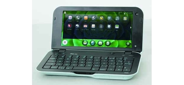 6月中旬以降発売予定の「IS01」（au/シャープ）。国内メーカー初となるスマートフォンで、しっかりしたタイピングが可能。8月以降にはEメールやLISMO！などにも対応する予定