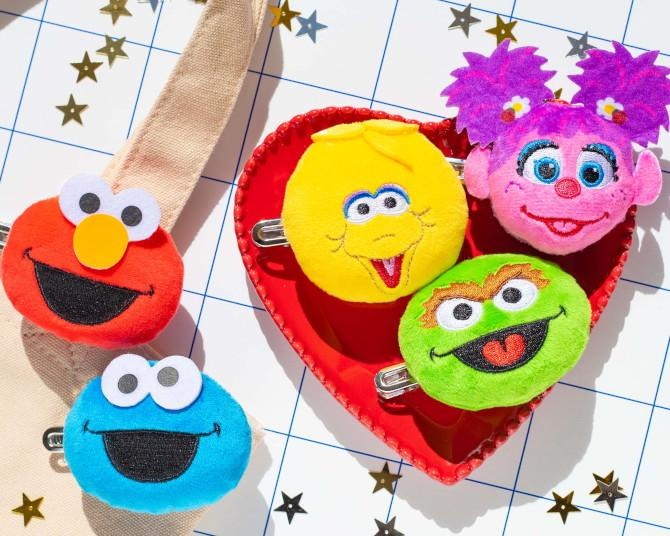 「セサミストリート」のエルモやアビーが“ぬいぐるみ前髪クリップ”に大変身！プライズ景品としてアミューズメント施設に登場