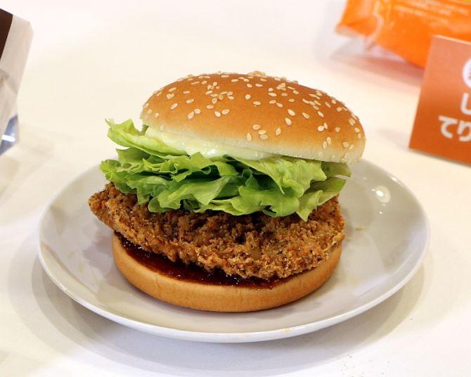 【マクドナルド新作】名古屋名物の手羽先や博多明太子の味わいを楽しめる！新「ご当地マック」を食べ比べてみた