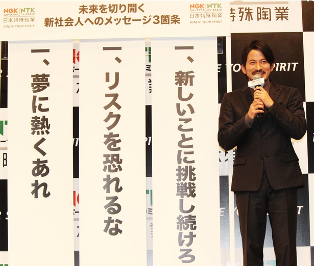 【写真を見る】「どのくらいのテンションで？」と確認しつつ、「特殊で何が悪い」のフレーズで新社会人へのメッセージを発表に照れる岡田