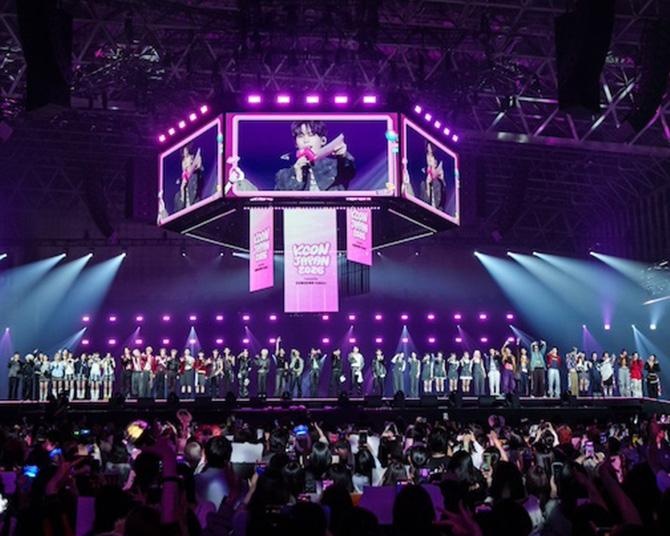 三日間で約12万人の観客が来場した「KCON JAPAN 2026」。ZEROBASEONEや&TEAM、CORTISらが出演した5月10日の「M COUNTDOWN STAGE」をレポート！