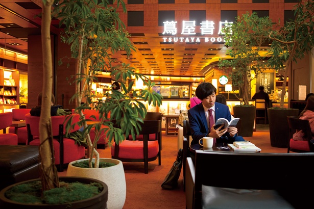 梅田 蔦屋書店のラウンジでコーヒーと読書はリラックスできる/関西フラリーマン専用Walker