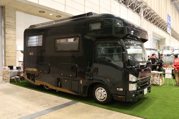2月2日から2月4日まで、千葉県・幕張メッセにて開催された「JAPANキャンピングカーショー2018」にて展示された、日本特殊ボディーの「SINOBI」