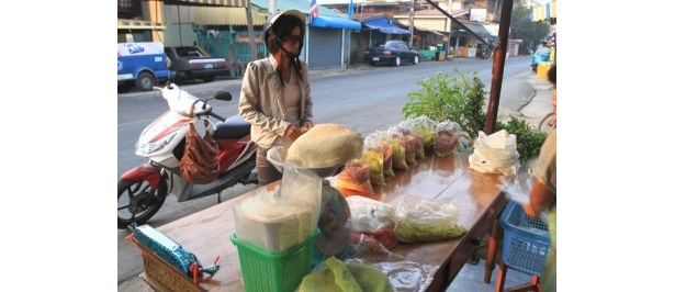 【写真8】1袋35Bから。クレープ生地に包んで食べる。口のなかでフワリと溶ける不思議な食感