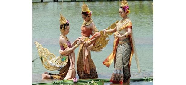 【写真11】きらびやかな衣装のタイ舞踊などのステージショー