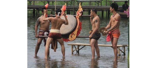 【写真12】たくましい男性が魅せる太鼓の舞台も必見