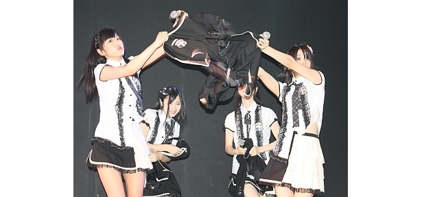 【写真】激しいダンスは、ジャケット生脱ぎシーンも！他会見の写真はコチラ