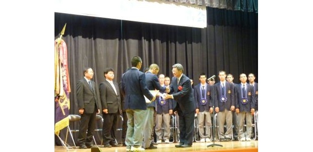 翁長雄志那覇市長は興南ナインに「那覇市青少年特別賞」を贈呈