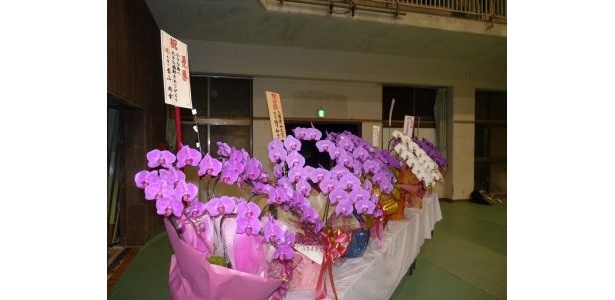 会場には多くの献花が寄せられた