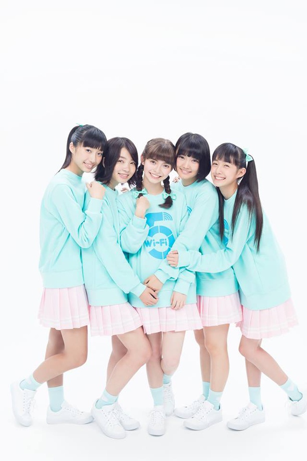 テーマソングは5人組アイドルグループ・Wi-Fi-5が担当する