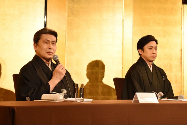 記者の質問にこたえる二代目松本白鸚