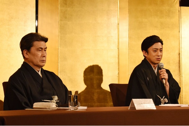 記者の質問にこたえる十代目松本幸四郎
