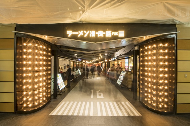 飛行機の滑走路をイメージした造り。九州初出店を含むラーメン9店舗とスイーツ店が入る