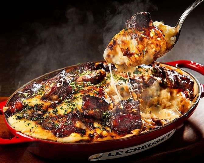 【実食レポ】肉×油×チーズ×ニンニクの最強タッグ！オリエンタルホテルズ＆リゾーツ初の「背徳のミートフェア」が罪深すぎる旨さ