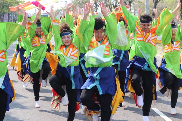一糸乱れぬ踊りのまま、観客の目の前を通り過ぎていく