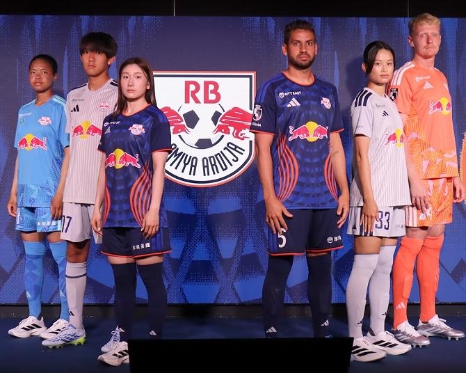 RB大宮アルディージャの新ユニフォームはアディダス製！ガブリエウ、杉澤海星らがお披露目イベントにユニ着用で登場