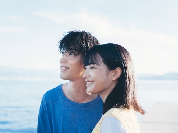 海辺で笑顔を見せる2人。甘酸っぱい青春の一瞬