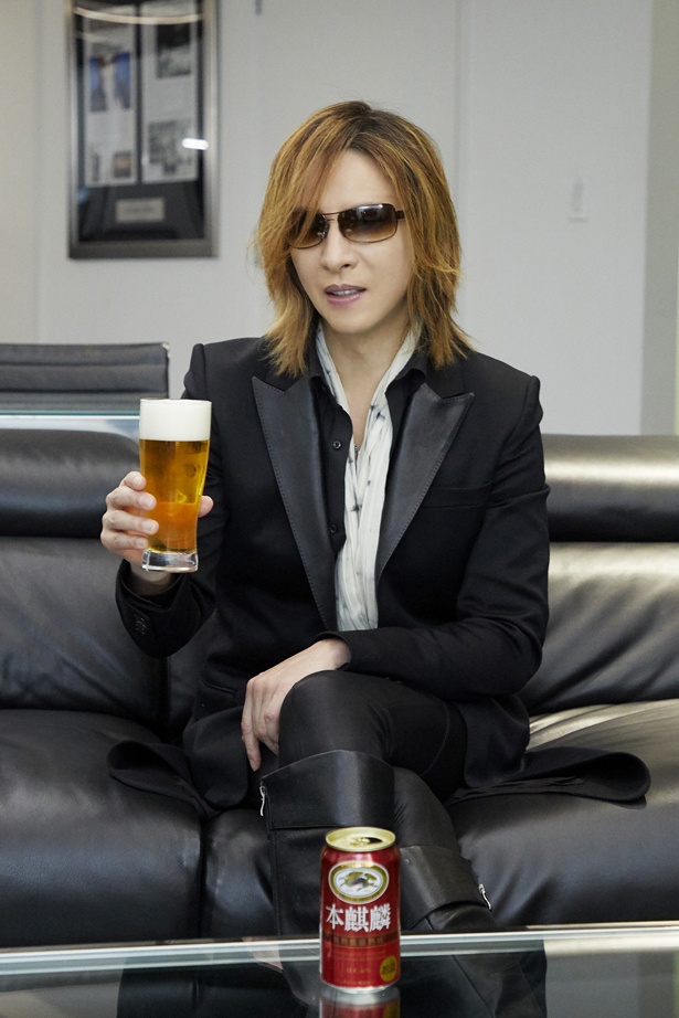 【写真を見る】グラスを掲げるYOSHIKIさん