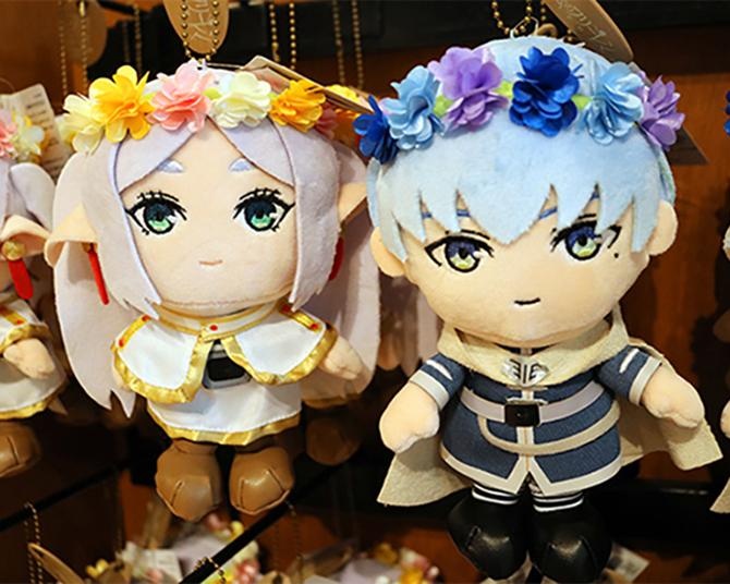 USJ『葬送のフリーレン』限定グッズをレポ！フリーレンの魔法やヒンメルの“蒼月草”も。かわいい＆エモすぎるグッズ、声優・種崎敦美＆岡本信彦のお気に入りは？