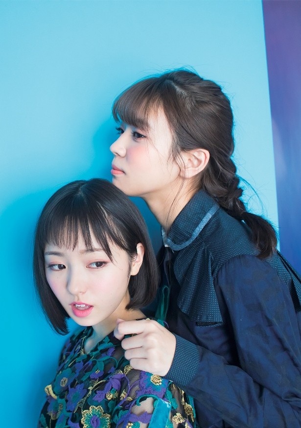 【写真を見る】ゆいちゃんずこと今泉佑唯(左)と小林由依(右)
