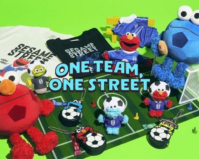 「セサミストリートマーケット」新作はサッカーがテーマ！エルモ&クッキーモンスターが“サッカーボールなりきり”ぬいぐるみに