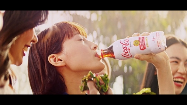 「コカ・コーラ プラス」の新TVCM。綾瀬はるかが新パッケージの「コカ・コーラ プラス」をゴクリ！