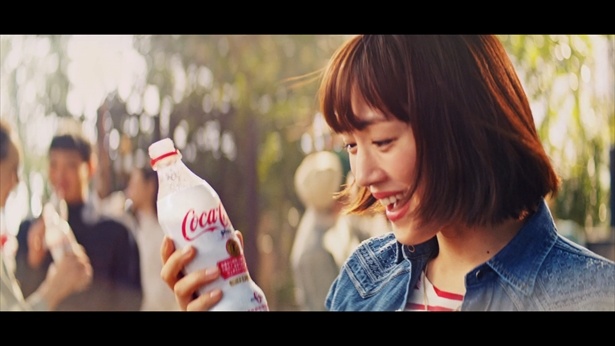 トクホだから飲む、だけじゃなくおいしいから飲む！と「コカ・コーラ プラス」の新TVCMで笑顔を見せる綾瀬はるか