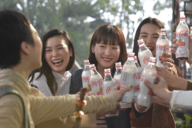 綾瀬はるかの「乾杯しよ！」の掛け声とともに、みんなそろって「コカ・コーラ プラス」で乾杯！(新TVCMメイキング)