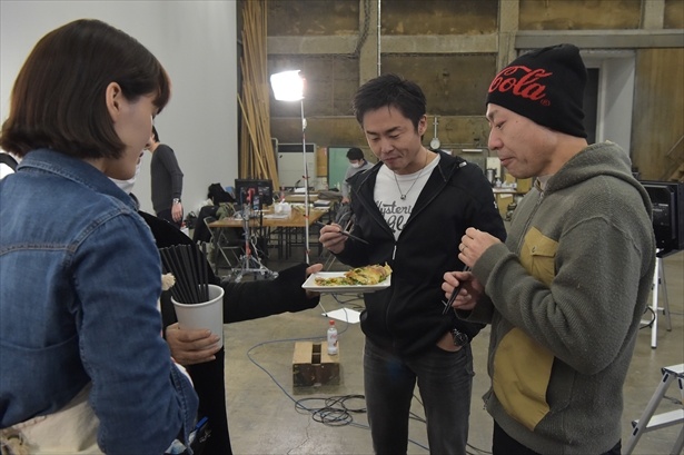 スタッフに”ネギ豚”を振る舞う綾瀬はるか。「おかわりしたくなるほどおいしかった！」というスタッフの声にひと安心の様子