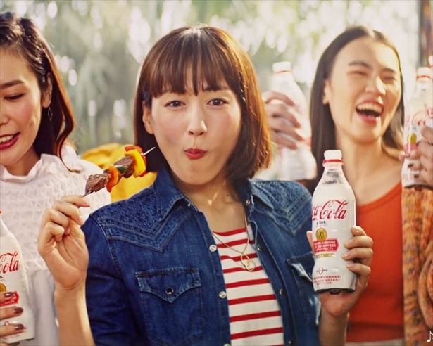 綾瀬はるかが撮影中に得意料理を披露！ 『コカ・コーラ プラス』新CMが本日公開！