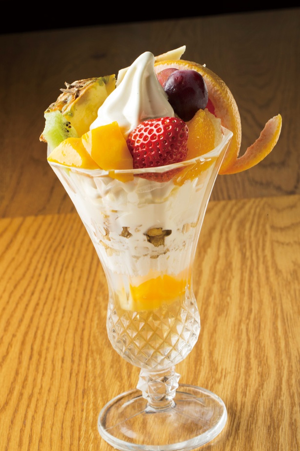 フルーツがたっぷりのった「フルーツバスケットパフェ」(1,490円)。豆乳クリームと豆乳アイスに変更できる