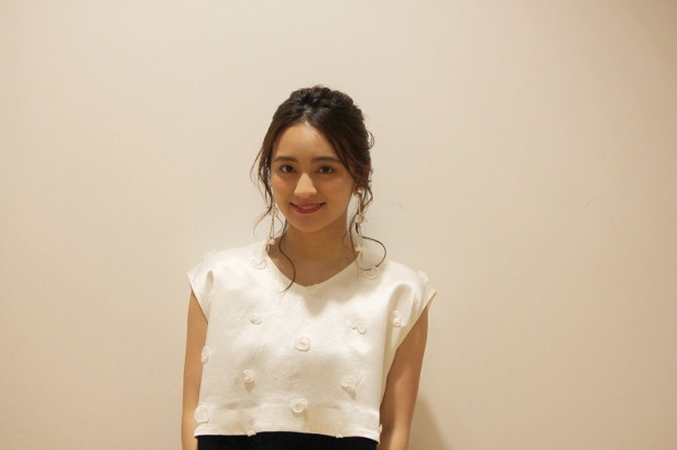 【写真を見る】岡田は「心がけていることは、しっかりと目を見てあいさつをすること」と日々気を付けていることを告白