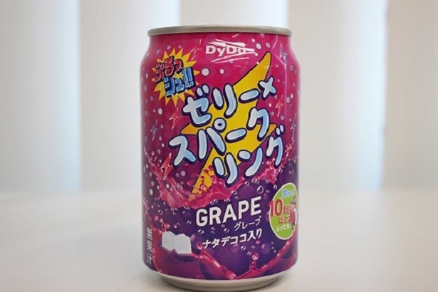 「ぷるっシュ!! ゼリー×スパークリンググレープ」(税抜115円)は、休憩時間に小腹も満たせる缶タイプ 