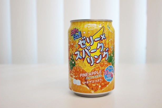 南国気分を感じるパイン味の“ぷるシュワ”炭酸ゼリーが楽しめる「ぷるっシュ!! ゼリー×スパークリング パインアップル」(税抜115円)