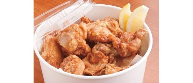 「鶏・卵・サラダ　いただきコッコちゃん」の「コッコちゃん唐揚げ・メガ盛り」(980円/18個)は、パーティパックで山盛りに入る