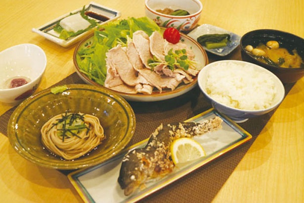夕食の一例。味噌や川魚は地元のもの