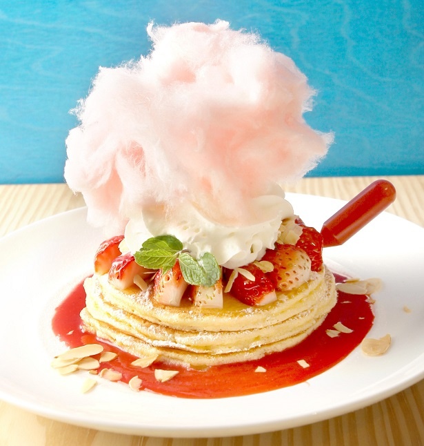 【写真を見る】クア・アイナより4月4日(水)から販売される「コットンキャンディパンケーキ」(単品・税抜850円)