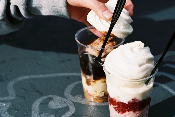 【写真を見る】パフェには付きものの生クリーム！ではなく、カリッサクッと驚きのメレンゲをトッピング