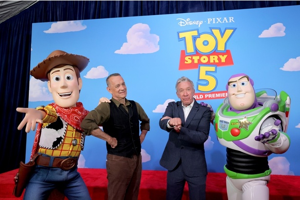 ウッディ役のトム・ハンクスと、バズ・ライトイヤー役のティム・アレン