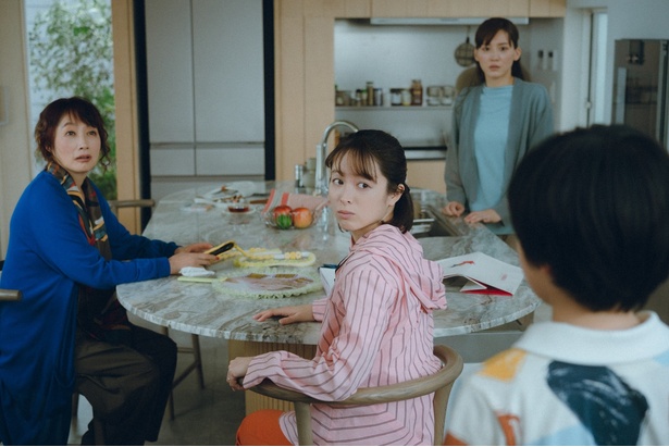 翔のヒューマノイドに驚きを隠せない母(余貴美子)と妹(清野菜名)
