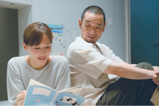 息子の代わりにヒューマノイドを迎える音々と健介