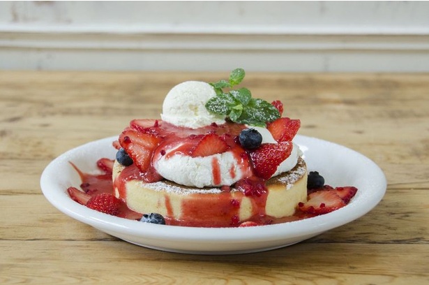 ボリューム満点なパンケーキだが、イチゴの甘酸っぱさでペロリと完食できてしまいそうだ