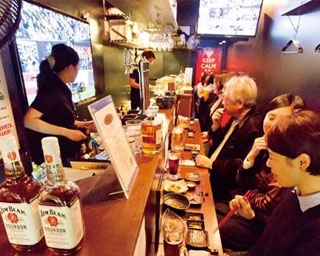まずはカラッと揚げた串揚げで一杯！串揚げとホルモンでちょい飲みできる「梅田BACK9」