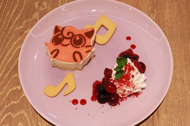 「プリンがうたう♪チーズケーキ」(1166円)。プリンをイメージしたストロベリーレアチーズケーキ