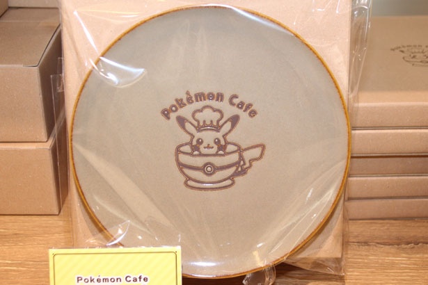 ポケモンカフェのロゴがデザインされた「Pokemon Cafe ロゴプレート」(1296円)